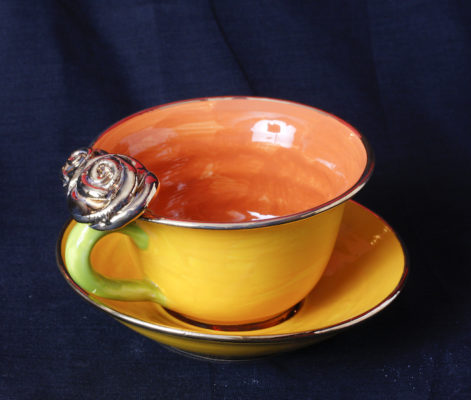 Mugs, Teekannen, Teetassen mit Untertasse und Mokkatassen, Cakestands, Vasen, Zuckerdosen von Mary Rose Young bei Teekult in Winterthur.