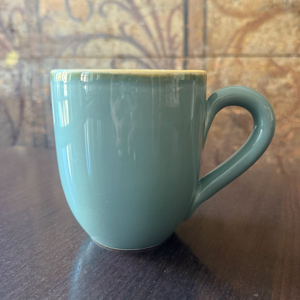 Gruenundform_Becher_taubenblau