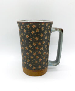 Mug_Eckhenkel_Bluemli