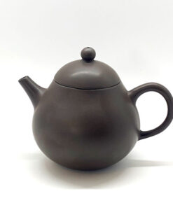 Pear_shaped_purple_clay_teekanne