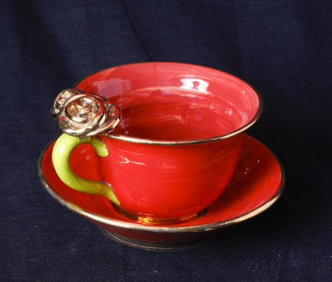 Mugs, Teekannen, Teetassen mit Untertasse und Mokkatassen, Cakestands, Vasen, Zuckerdosen von Mary Rose Young bei Teekult in Winterthur.