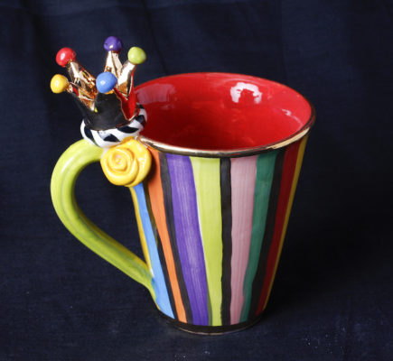 Mugs, Teekannen, Teetassen mit Untertasse und Mokkatassen, Cakestands, Vasen, Zuckerdosen von Mary Rose Young bei Teekult in Winterthur.