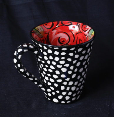 Mugs, Teekannen, Teetassen mit Untertasse und Mokkatassen, Cakestands, Vasen, Zuckerdosen von Mary Rose Young bei Teekult in Winterthur.