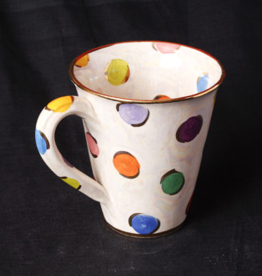Mugs, Teekannen, Teetassen mit Untertasse und Mokkatassen, Cakestands, Vasen, Zuckerdosen von Mary Rose Young bei Teekult in Winterthur.