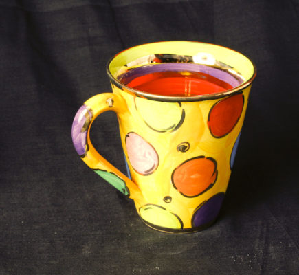 Mugs, Teekannen, Teetassen mit Untertasse und Mokkatassen, Cakestands, Vasen, Zuckerdosen von Mary Rose Young bei Teekult in Winterthur.