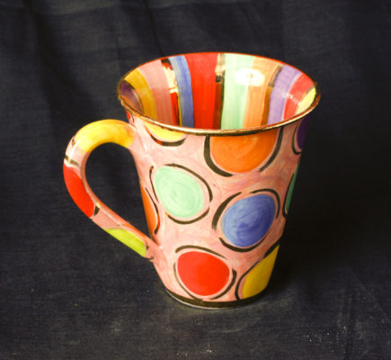 Mugs, Teekannen, Teetassen mit Untertasse und Mokkatassen, Cakestands, Vasen, Zuckerdosen von Mary Rose Young bei Teekult in Winterthur.