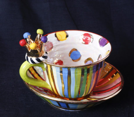 Mugs, Teekannen, Teetassen mit Untertasse und Mokkatassen, Cakestands, Vasen, Zuckerdosen von Mary Rose Young bei Teekult in Winterthur.