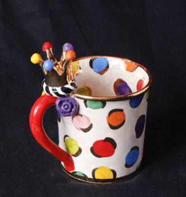 Mugs, Teekannen, Teetassen mit Untertasse und Mokkatassen, Cakestands, Vasen, Zuckerdosen von Mary Rose Young bei Teekult in Winterthur.