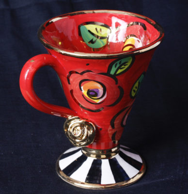 Mugs, Teekannen, Teetassen mit Untertasse und Mokkatassen, Cakestands, Vasen, Zuckerdosen von Mary Rose Young bei Teekult in Winterthur.