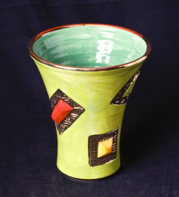 Mugs, Teekannen, Teetassen mit Untertasse und Mokkatassen, Cakestands, Vasen, Zuckerdosen von Mary Rose Young bei Teekult in Winterthur.