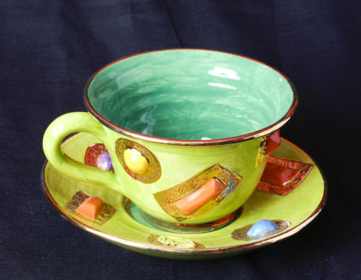 Mugs, Teekannen, Teetassen mit Untertasse und Mokkatassen, Cakestands, Vasen, Zuckerdosen von Mary Rose Young bei Teekult in Winterthur.