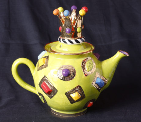Mugs, Teekannen, Teetassen mit Untertasse und Mokkatassen, Cakestands, Vasen, Zuckerdosen von Mary Rose Young bei Teekult in Winterthur.