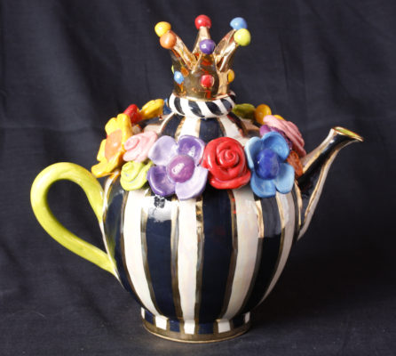 Mugs, Teekannen, Teetassen mit Untertasse und Mokkatassen, Cakestands, Vasen, Zuckerdosen von Mary Rose Young bei Teekult in Winterthur.