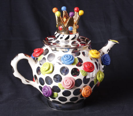 Mugs, Teekannen, Teetassen mit Untertasse und Mokkatassen, Cakestands, Vasen, Zuckerdosen von Mary Rose Young bei Teekult in Winterthur.