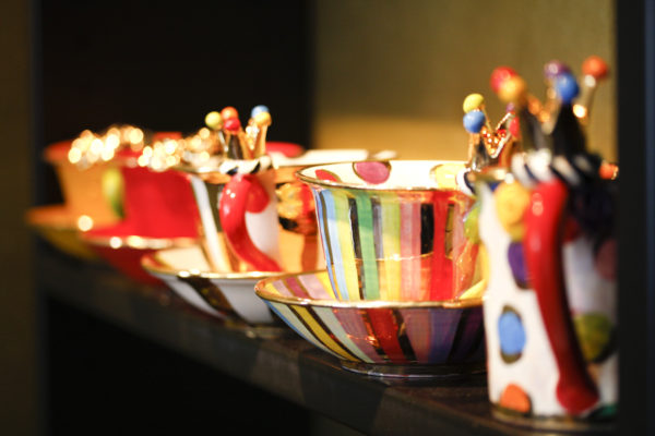 Mugs, Teekannen, Teetassen mit Untertasse und Mokkatassen, Cakestands, Vasen, Zuckerdosen von Mary Rose Young bei Teekult in Winterthur.