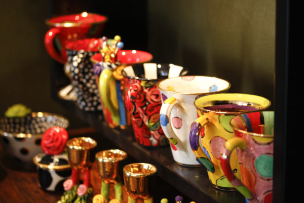 Mugs, Teekannen, Teetassen mit Untertasse und Mokkatassen, Cakestands, Vasen, Zuckerdosen von Mary Rose Young bei Teekult in Winterthur.