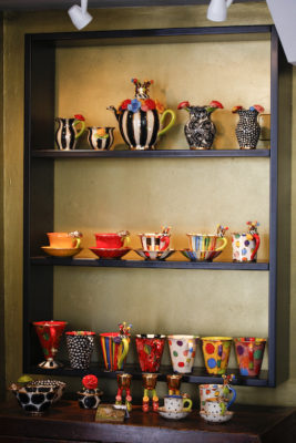 Mugs, Teekannen, Teetassen mit Untertasse und Mokkatassen, Cakestands, Vasen, Zuckerdosen von Mary Rose Young bei Teekult in Winterthur.