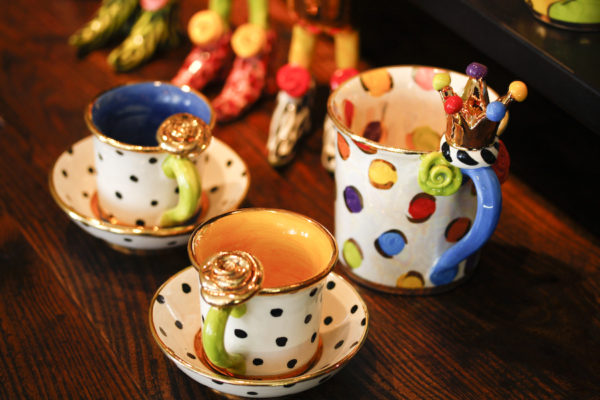 Mugs, Teekannen, Teetassen mit Untertasse und Mokkatassen, Cakestands, Vasen, Zuckerdosen von Mary Rose Young bei Teekult in Winterthur.