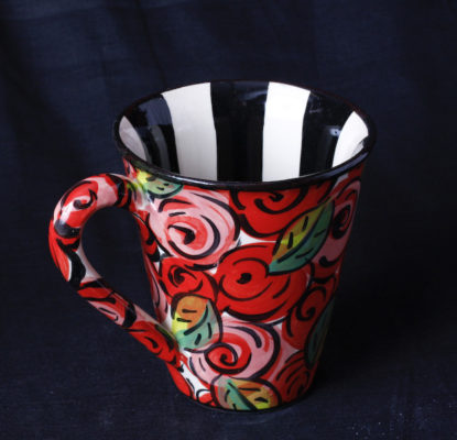 Mugs, Teekannen, Teetassen mit Untertasse und Mokkatassen, Cakestands, Vasen, Zuckerdosen von Mary Rose Young bei Teekult in Winterthur.